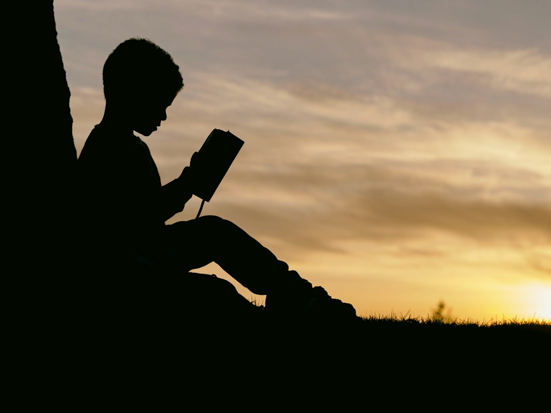 Livro aberto, em imagem ilustrativa de estudo