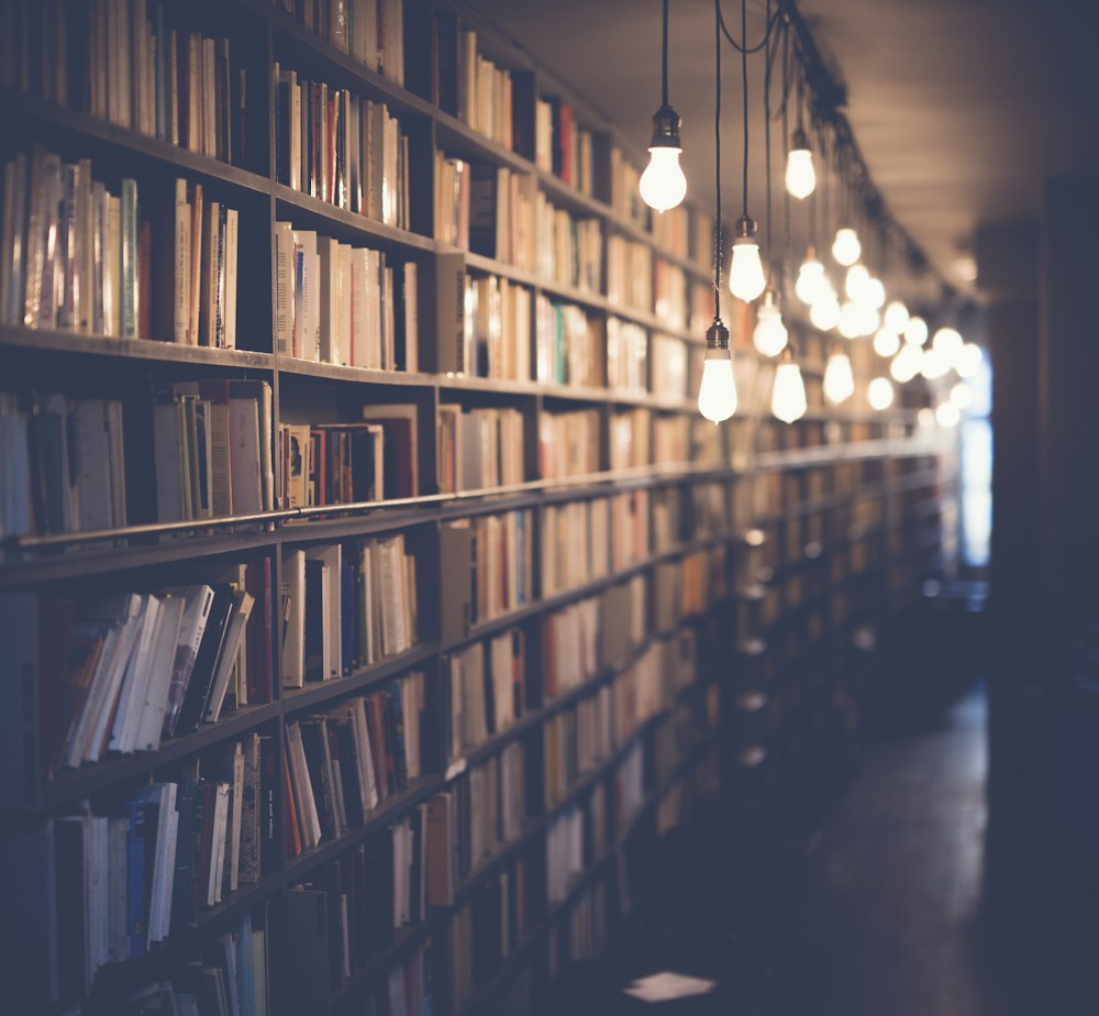 Livros em uma biblioteca